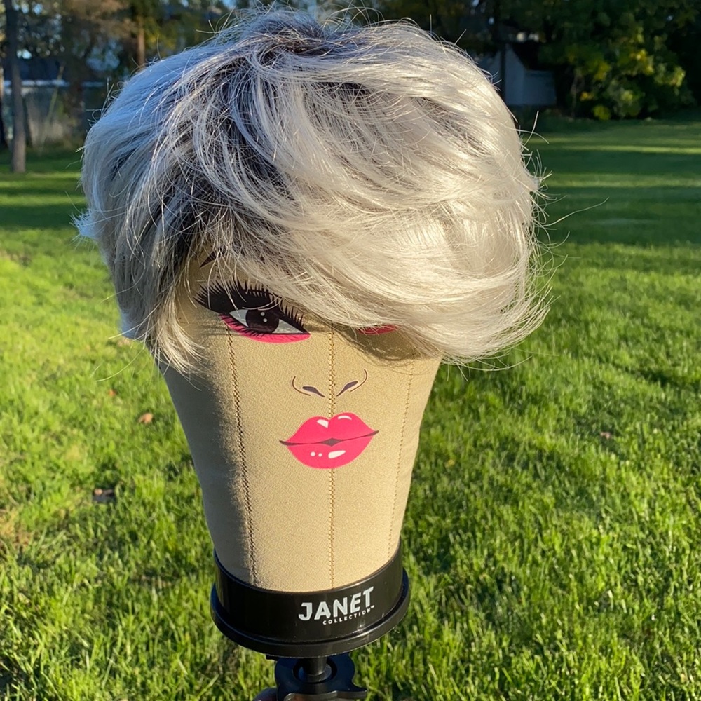 Platinum/Silver Pixie Cut Wig!! 🤍🤍🤍